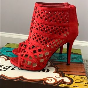 Super cute, eye catching RED heels